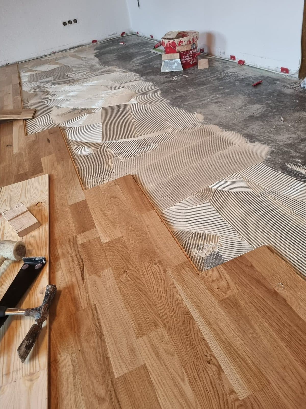 Układanie parkietu dębowego na kleju – podłoga w trakcie montażu – Wieliczka